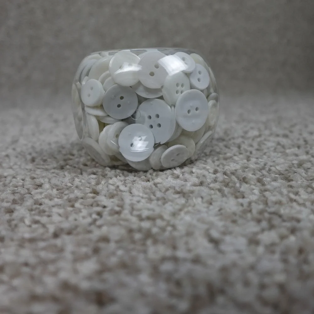 Blumenthal Lansing Le Bouton White Assorted Buttons 4oz Jar 541001003